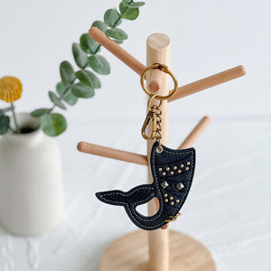 คุณภาพสูงสั่งทำสำหรับผู้หญิงผู้ชายปลาหนัง PU ของที่ระลึกของที่ระลึกพวงกุญแจจี้โลหะผสมสังกะสีตามสั่ง - Product Image 2