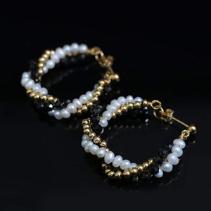 Pendientes de Aro Hechos a Mano, Importados de EE. UU., Chapados en Oro de 14K, con Perla Natural de Agua Dulce y Espinela Negra Facetada - Product Image 2