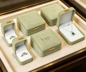 Boîte à bijoux de luxe en velours vert sauge avec design gaufré et coins arrondis, vente en gros, logo personnalisé, directement de l'usine - Product Image 6