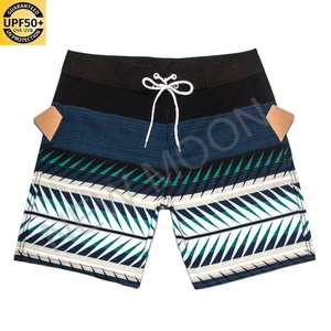 Short de bain personnalisé en polyester pour homme avec protection solaire, deux œillets et poches arrière - Product Image 3