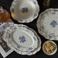 Set d'assiettes baroques en céramique florale bleue européenne avec motif en dentelle gaufrée Set d'assiettes vintage pour mariage