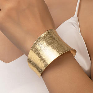 Bracelet manchette large martelé géométrique en acier inoxydable plaqué or 18 carats pour femme, style minimaliste et essentiel, vente en gros usine - Product Image 5