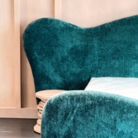 Hochwertiges Französisches Luxus-Schlafzimmer-Set mit Modernem Weichem Bett in Kingsize, Kiefernholzrahmen und Stoffpolsterung