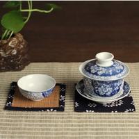 Tapis de thé zen réversible de style japonais avec base en bambou tressé et surface en lin bleu et blanc à motifs floraux pour table