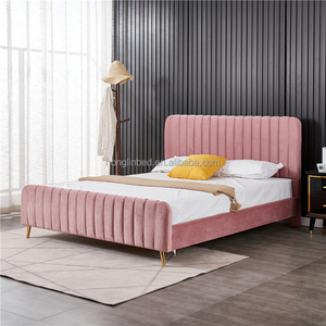 <span class=keywords><strong>Lit</strong></span> plateforme moderne pleine grandeur en velours rose doux <span class=keywords><strong>avec</strong></span> <span class=keywords><strong>tête</strong></span> <span class=keywords><strong>et</strong></span> <span class=keywords><strong>pied</strong></span> <span class=keywords><strong>de</strong></span> <span class=keywords><strong>lit</strong></span> capitonnés - Product Image 5
