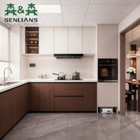 Ensemble d'armoires de cuisine modernes en bois de noyer, armoire murale blanche sans poignées avec station d'accueil pour robot aspirateur et vitrine en verre
