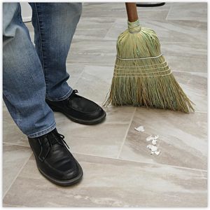 Escoba para pisos duros Boardwalk BWKBR10002 de 60 pulgadas, con cerdas de fibra sintética color gris/natural, mango de madera, 6 por caja - Product Image 5