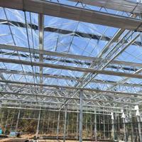 Grote, intelligente glazen kas voor hydroponische teelt van groenten, fruit en bloemen.
