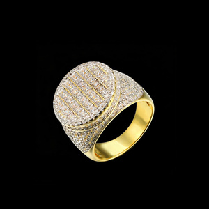 Anello da <span class=keywords><strong>Uomo</strong></span> in <span class=keywords><strong>Argento</strong></span> Sterling <span class=keywords><strong>925</strong></span> con Diamanti Moissanite Taglio Rotondo e Finitura Pavé - Product Image 2