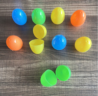 Prix moins cher Décoration de fête de Pâques Oeuf de simulation Oeufs de Pâques en plastique Couleurs assorties Panier de Pâques en plastique Oeuf