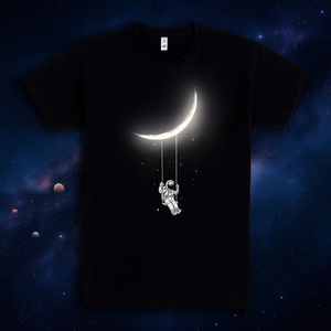 T-shirt Moon Swing Astronaut noir à col rond avec design graphique sur le thème de l'espace - Product Image 3