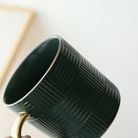 Tasse à eau de Noël vert foncé rouge rétro classique avec motif de grilles de bord doré tasse en céramique festive avec couvercle en cuivre cadeaux d'affaires