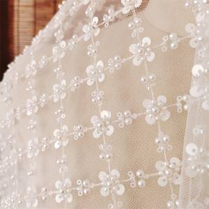 Nuevo estilo de tela de malla de perlas con lentejuelas, tela de encaje bordado de encaje nupcial con cuentas blancas para falda y vestido de novia - Product Image 4