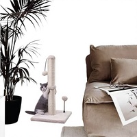 Griffoir moderne pour chat avec corde en sisal et base en peluche, balles interactives, emballé en carton