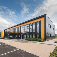 Entrepôt moderne en structure acier préfabriquée lourde, avec panneaux sandwich à connexion soudée, pour appartements, halls, garages extérieurs et bâtiments de bureaux