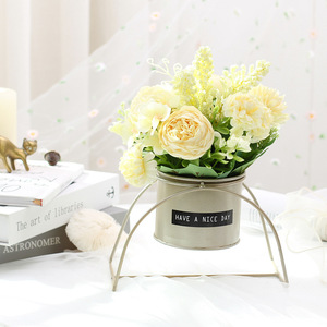 Arrangement de fleurs artificielles dans un pot en métal avec étiquette « Have A Nice Day » pour la décoration de bureau - Product Image 2
