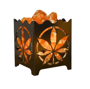 Lámpara de Sal del Himalaya Cuadrada con Diseño de Hoja Tallada y Cesta de Hierro para Decoración del Hogar - Product Image 1
