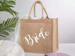 Bolso Tote con diseño de Letras a la moda de lona mediana de diseño personalizado con cierre de cremallera y asas de cincha para uso diario - Product Image 3