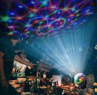 Boule de disco rotative à activation sonore à LED Lumière de fête pour DJ Lumière de scène RVB colorée à LED pour Noël Mariage Fête Spectacle KTV