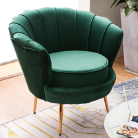 Chambre à coucher double, appartement nordique de petite taille, salon de luxe léger, magasin de vêtements, chambre de location, trois petits canapés