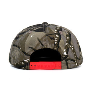 مصنع قبعات بالجملة، قبعات مسطحة بخمسة ألواح مع شعار مطرز مخصص، قبعات رجالية عالية الجودة بنمط التمويه - Product Image 4