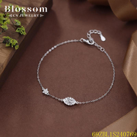 Bracelet en argent sterling 925 avec accents de trèfle, design chic et spirituel Blossom CS Jewelry, symbole protecteur, bijoux pour femmes