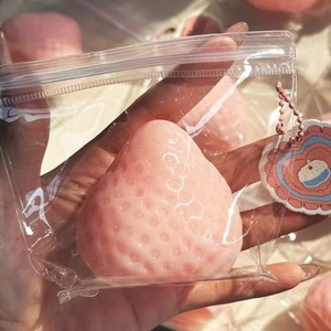 Nhà máy tùy chỉnh dâu tây <span class=keywords><strong>SQUISHY</strong></span> BÓP đồ chơi handmade lo lắng-giảm căng thẳng cứu trợ thần tài đồ chơi cho trẻ em tuổi 5 7 Made Silicone - Product Image 4