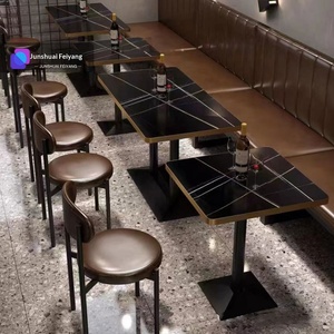 Set Moderno Minimalista di Tavolo e Sedie in Legno Massello per Bar, Bistrot, Caffetterie, Locali Notturni, Sale da Pranzo e Ristoranti - Product Image 4
