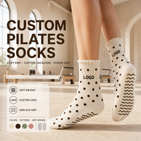 Chaussettes de yoga antidérapantes pour femmes à bretelles croisées tricotées sur mesure, chaussettes de yoga antidérapantes de haute qualité, chaussettes au design personnalisé