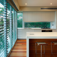 Volets de sécurité extérieurs modernes horizontaux en alliage d'aluminium et verre, personnalisés, automatisés et durables