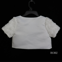 D1362 - Veste pour enfants avec col châle décoré de satin et de manches fleuries
