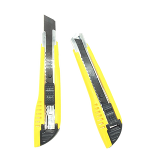 Cuchillo Multiusos <span class=keywords><strong>de</strong></span> Alta Resistencia TaJima LC-500 <span class=keywords><strong>de</strong></span> 18 mm, Cortador <span class=keywords><strong>de</strong></span> Cuchilla Desprendible con Bloqueo Automático, para Cortar Papel, Cartón, Papel Tapiz - Product Image 3