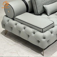 Canapé en cuir véritable de luxe de designer italien, unique, confortable et rembourré pour les salons de maisons et de villas