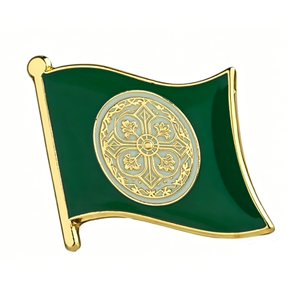 Badge Souvenir Sportif Personnalisé en Alliage Émaillé Dur, Forme Drapeau Vert Ondulé, Motif Croix Religieuse Imprimé UV - Product Image 1