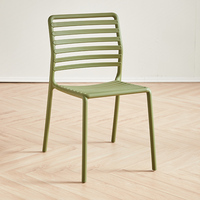 Chaise de salle à manger et table en plastique au design épuré pour hôtel et extérieur – Meilleures ventes
