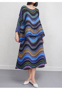 Ensemble deux pièces plissé arc-en-ciel pour femme : haut texturé élégant et jupe moulante – Vêtements d'été en gros pour le Bazar - Product Image 6