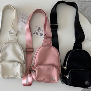 <span class=keywords><strong>Borsa</strong></span> a <span class=keywords><strong>tracolla</strong></span> da yoga Lulu Everywhere 2L in nylon tinta unita con chiusura a cerniera e fibbia per donna - Product Image 3