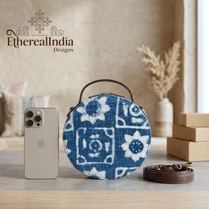 Sac rond indigo artisanal en coton, sac à bandoulière multi-poches, sac de voyage bohème, fournisseur en gros, export Inde - Product Image 1