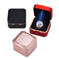Qualité fantastique boîte à bijoux populaire 11.5x11cm à lumière LED boîte d'emballage de bijoux de luxe avec insert en velours