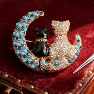Broche de luxe en forme de chat dans la lune pour femmes et hommes, accessoires de bijoux exquis avec strass - Product Image 1
