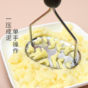 Écrase-pommes en acier inoxydable avec manche rouge, compatible lave-vaisselle, pour usage en cuisine - Product Image 3