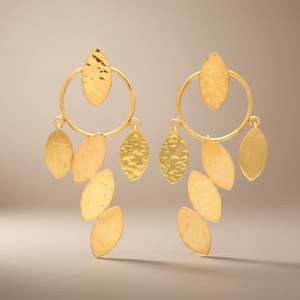 Pendientes de Aro con Diamantes Inspirados en Hojas, Clásicos y Elegantes para Niñas, Hechos a Mano en Latón, Golden Leaves Dazzle - Product Image 3