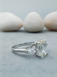 Anillo de Compromiso y Boda de Oro Sólido de 14k con Diamante Cultivado en Laboratorio de Corte Esmeralda de 2ct VVS/VS, Certificado por IGI - Product Image 4
