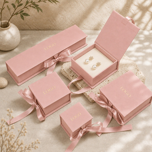Ensemble d'emballages de bijoux roses avec fermeture à ruban, boîtes cadeaux rigides en carton pour bagues et boucles d'oreilles, logo personnalisé - Product Image 1