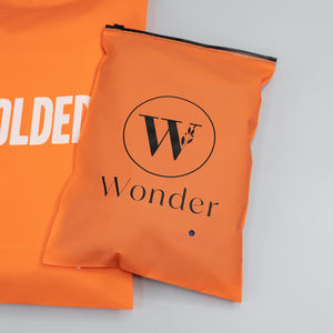 Sacs de vêtements en gros avec fermeture éclair orange, emballage personnalisé avec logo, sacs ziplock pour chaussettes, sacs de vêtements translucides pour petites entreprises - Product Image 3