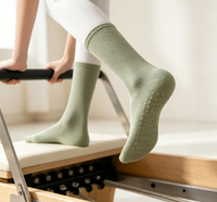 Chaussettes de yoga antidérapantes pour les exercices de Pilates, chaussettes en coton mi-longues colorées, polyvalentes et adaptées à toutes les occasions