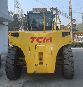 Montacargas Diésel Kalmar TCM HELI de 25 Toneladas 4X4 para Terreno Accidentado, Usado, con Desplazador Lateral Hidráulico, Mástil de Tres Etapas, Neumáticos Sólidos - Product Image 2