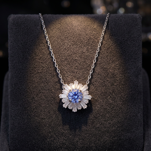 Collier unisexe en alliage de zircon plaqué rhodium avec motif floral bleu frais, éclat élégant et serti de griffes - Cadeau - Product Image 3