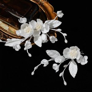 25 Pinzas para el Cabello con Flores Blancas, Diseño Original, Hechas a Mano, Exquisitas y de Alta Gama, para Sesiones de Fotos Nupciales - Product Image 4