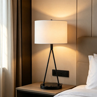 Lampe de table double sur trépied pour l'hôtellerie, avec abat-jour en tissu, USB et prises, pour commande en gros, direct usine